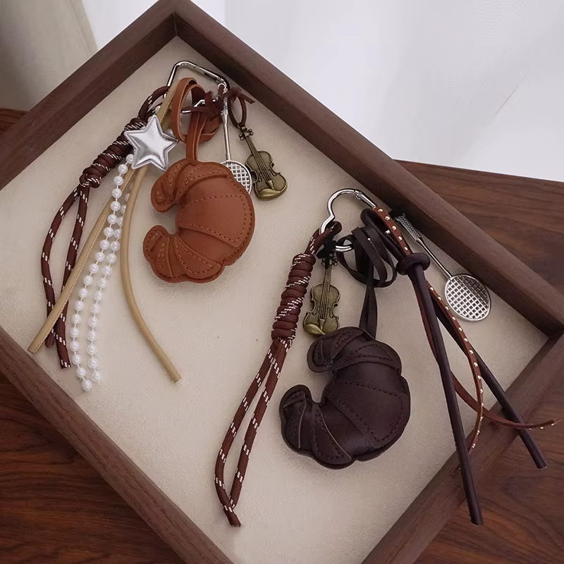 1 pièce Accessoire de bagage : Porte-clés créatif en cuir en forme de croissant