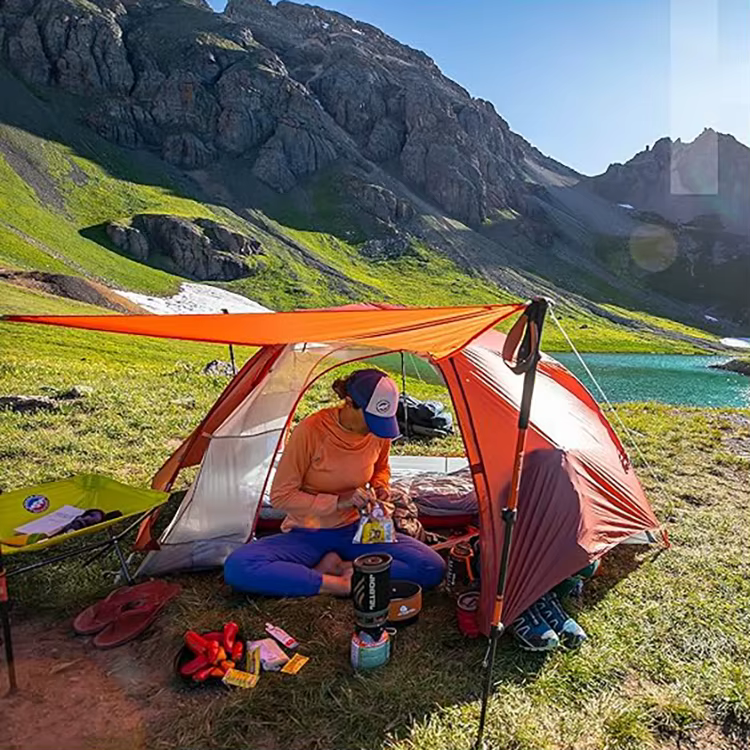 Tente double dôme ultralégère de haute qualité pour deux personnes avec structure en aluminium et tissu nylon imperméable pour le camping et la randonnée en plein air