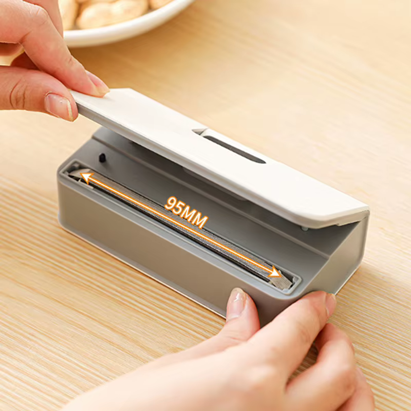 Mini-scelleuse de sacs 2-en-1 rechargeable avec coupe-sac et aimant