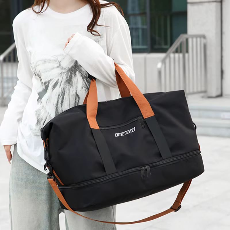 Le sac à dos de couleur neutre est spécialement conçu pour les hommes et les femmes et convient comme sac à bagages pour les voyages et l'hébergement