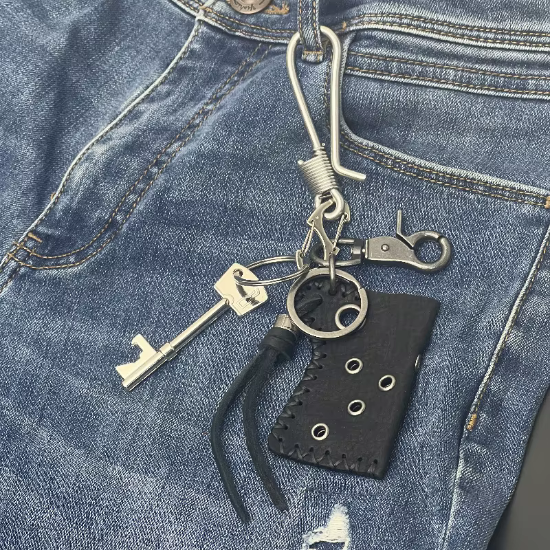 Accessoires de mode originaux : Porte-clés en cuir véritable, Décoration de jean, Pendentif métallique pour sac à dos en laiton et acier inoxydable