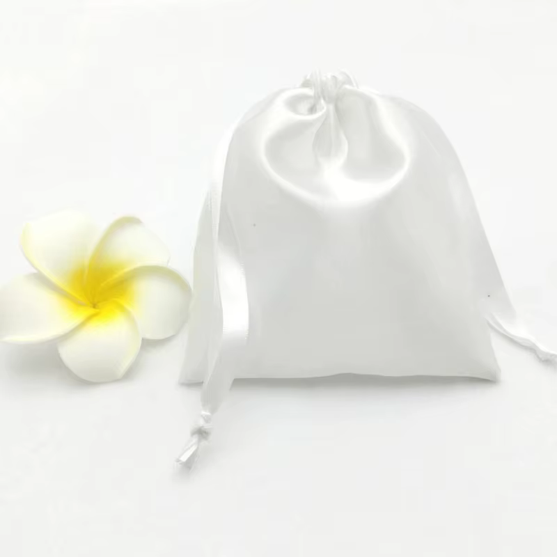 Sac en Satin Blanc pour Emballage de Bijoux