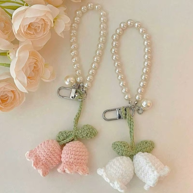 Breloque de sac en crochet fait main en forme de tulipe avec chaîne de perles, porte-clés mignon pour femmes et filles