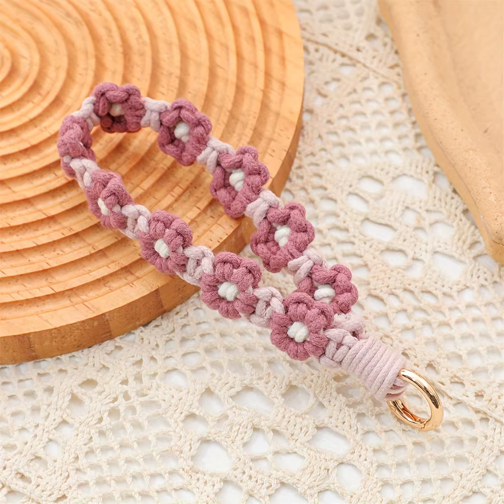 Bracelet porte-clés Boho en macramé fait à la main – Design floral au crochet exquis, parfait pour les clés ou la lanière de téléphone, bracelet décoratif