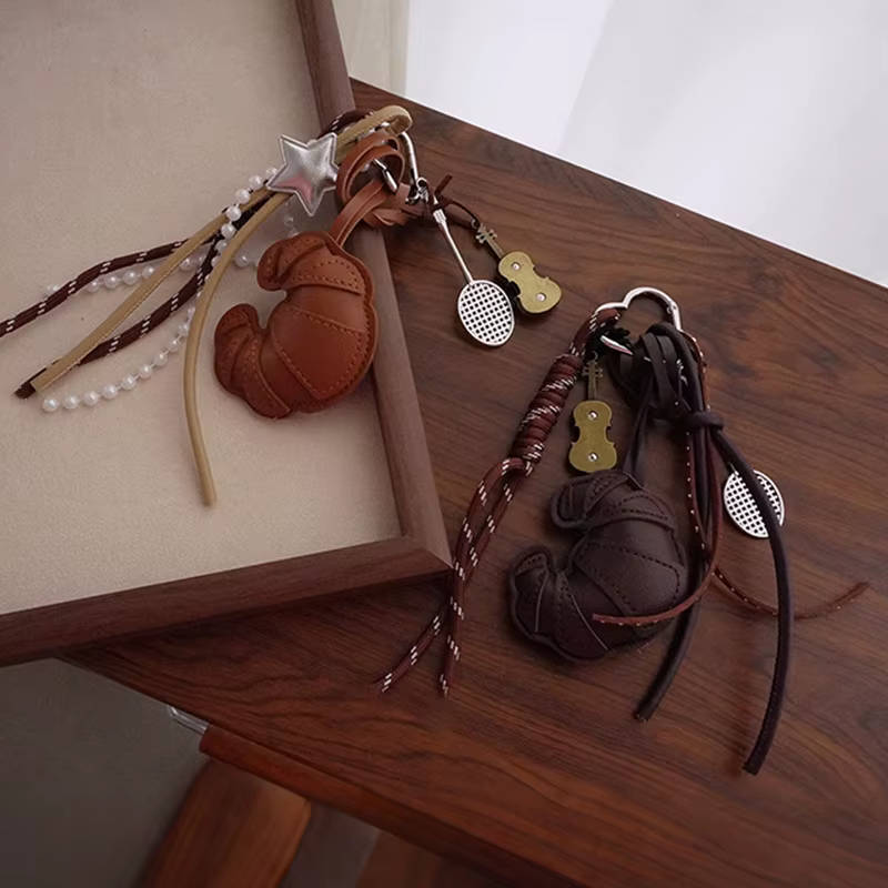 Porte-clés DIY en cuir tressé en forme de croissant