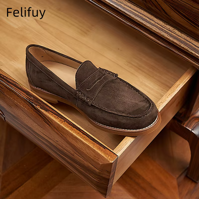 Nouvelles chaussures décontractées noires pour hommes, mocassins en daim de vache marron à bout rond, chaussures en cuir véritable pour le travail, les trajets quotidiens et les affaires, style britan