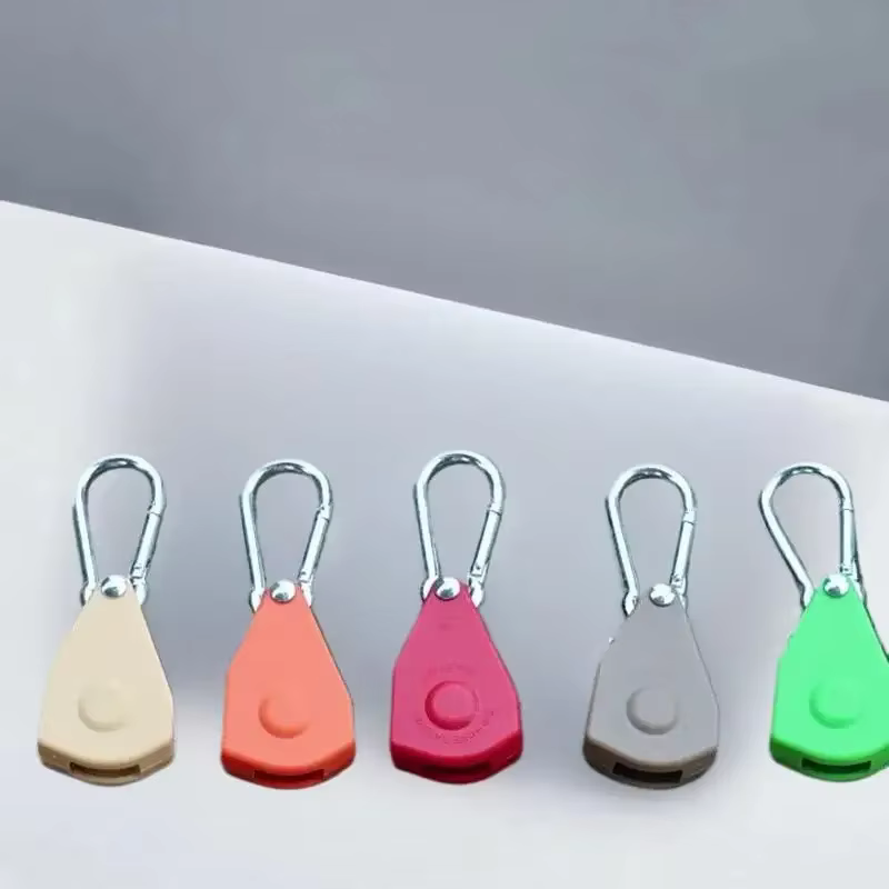 Cintre sécurisé pour corde de tente avec système d'arrimage à cliquet ; Équipement de camping robuste avec engrenages métalliques renforcés et sangle réglable