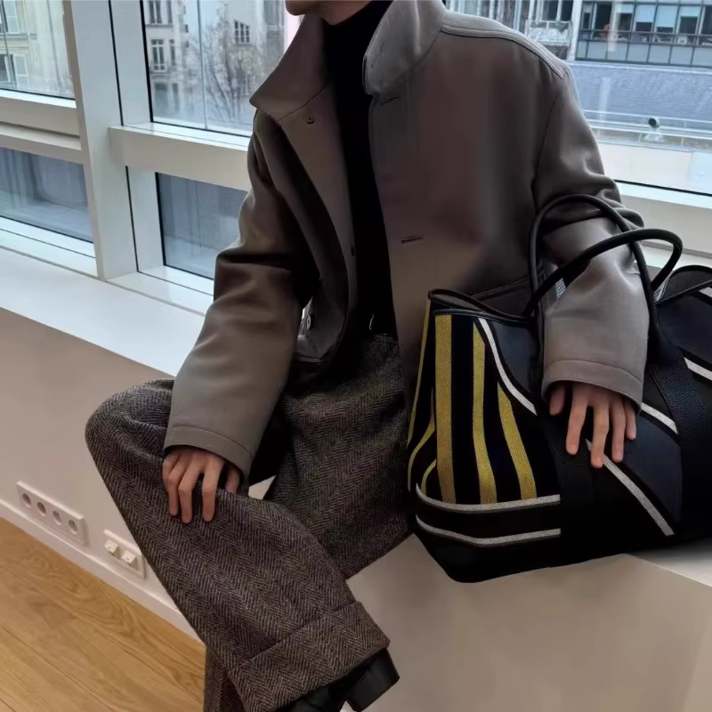 Sac fourre-tout de luxe en toile rayée avec bordure en cuir et poignées roulées