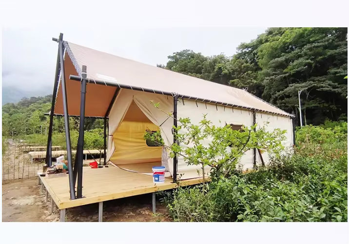 Tente de camping en plein air