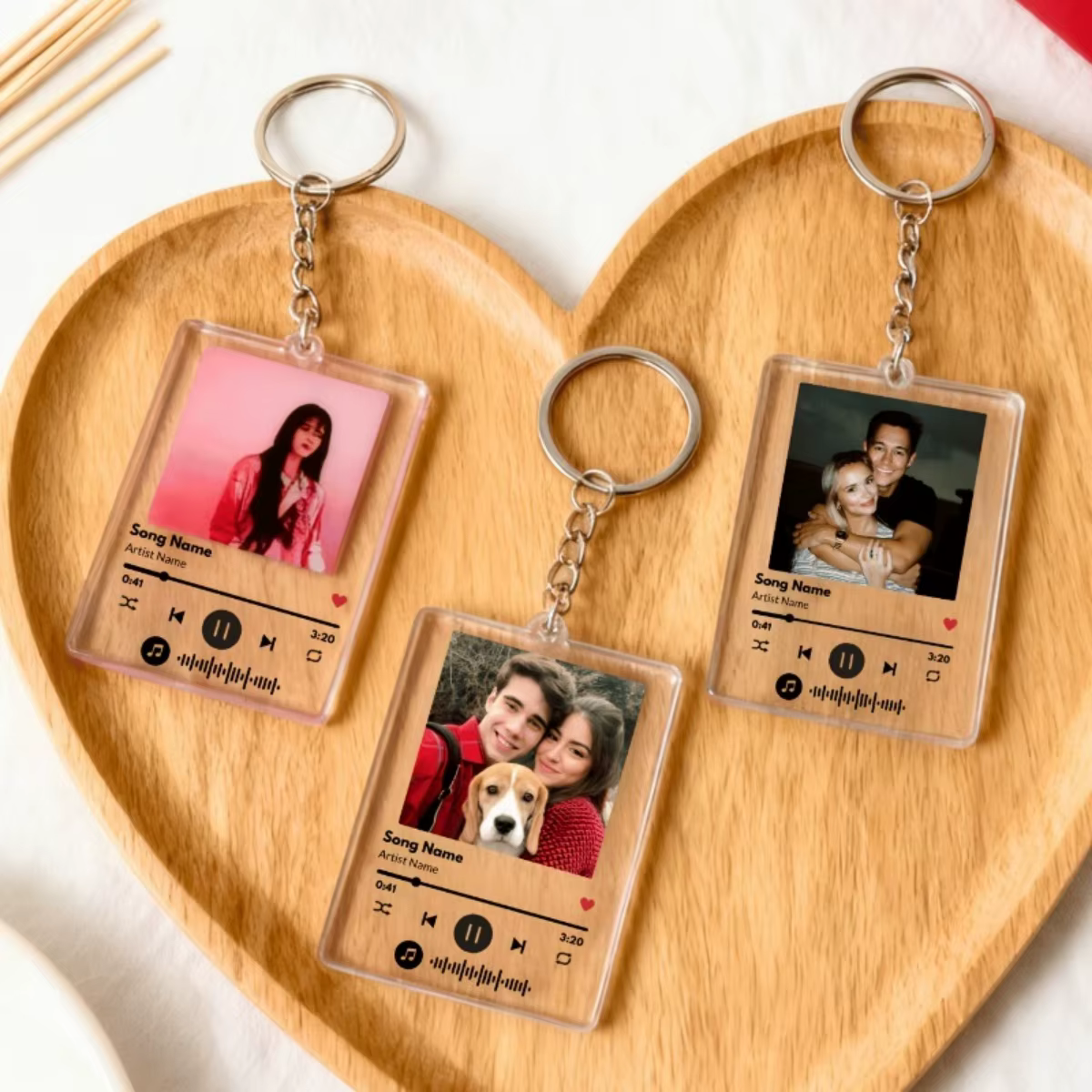 Un porte-clés personnalisé avec photo/titre de chanson – un accessoire unique parfait pour les couples, les amis, les mariages et les anniversaires.