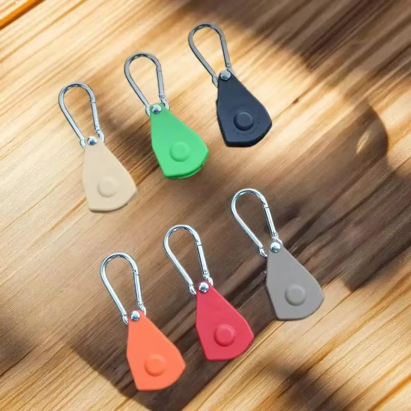 Cintre sécurisé pour corde de tente avec système d'arrimage à cliquet ; Équipement de camping robuste avec engrenages métalliques renforcés et sangle réglable