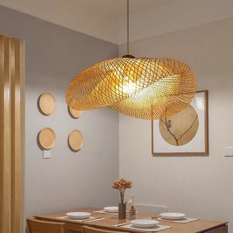 Lampe LED suspendue en bambou tissé à la main