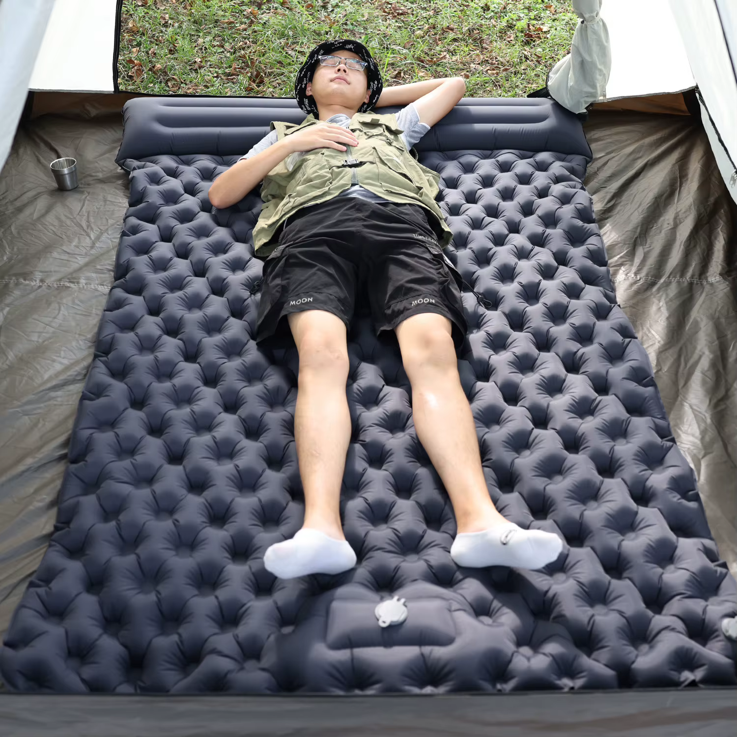 Matelas gonflable de camping pour 2 personnes avec pompe intégrée à commande au pied et oreiller