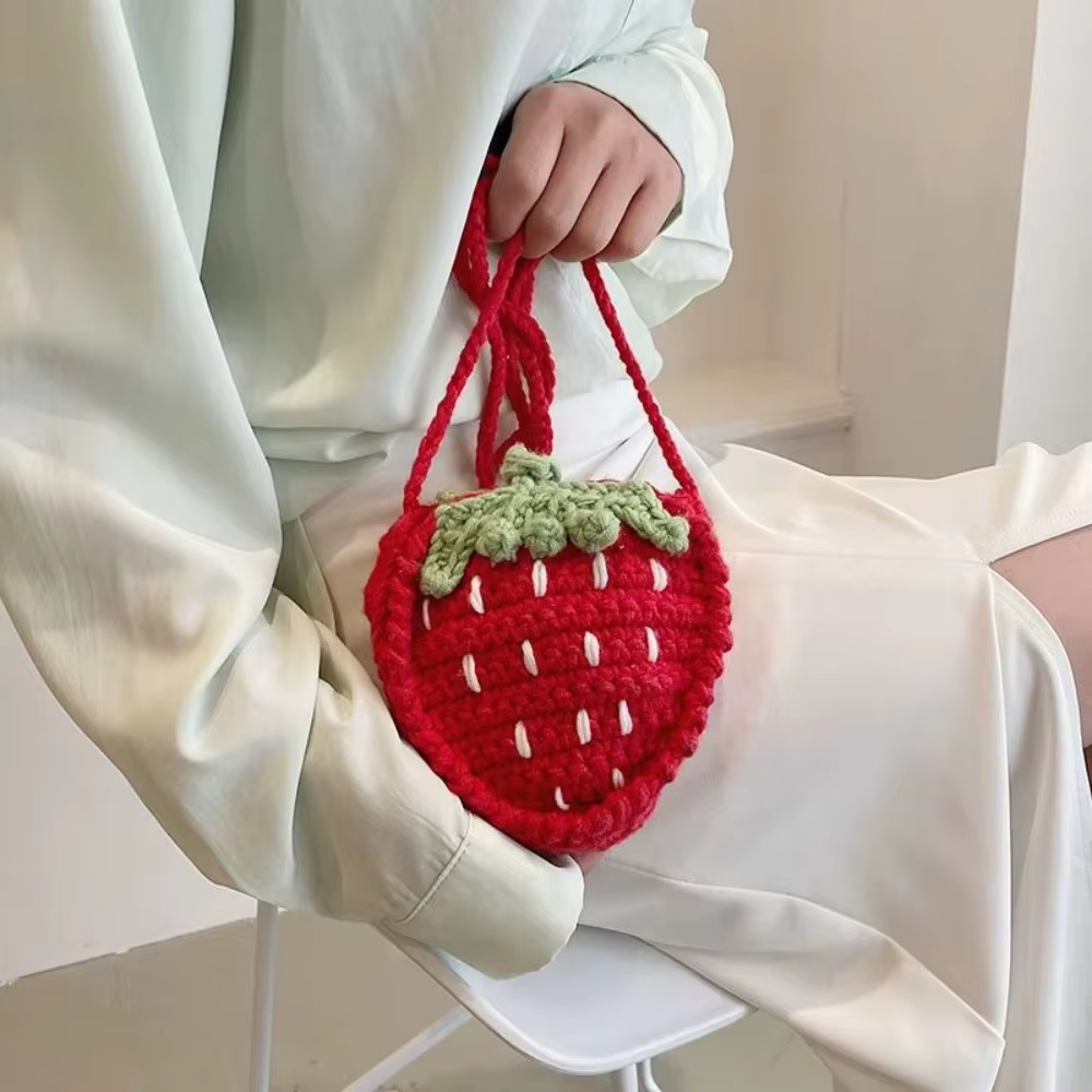 Sac à bandoulière fraise fait à la main, Mini sac à bandoulière Design tissé bicolore, fil au Crochet, Mini taille, sac tissé au Crochet pour femmes