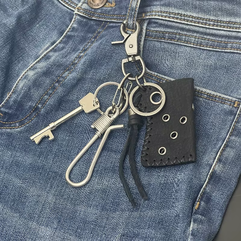 Accessoires de mode originaux : Porte-clés en cuir véritable, Décoration de jean, Pendentif métallique pour sac à dos en laiton et acier inoxydable