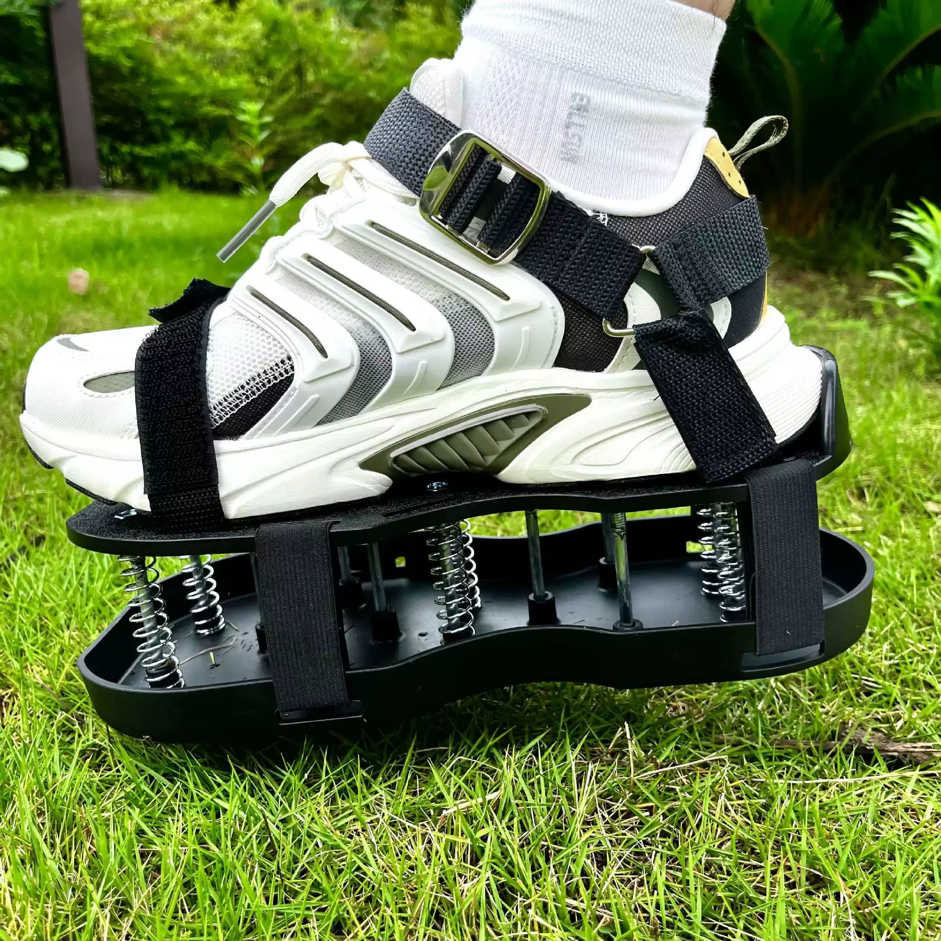 1 paire de chaussures aérateur de pelouse noires, chaussures de jardin à pointes, aération du sol réglable pour hommes et femmes, auto-nivelant, semelle époxy, soins de cour