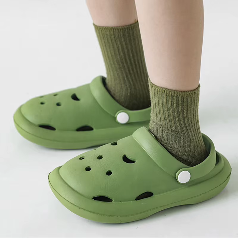 Chaussures de jardin pour garçons et filles, sandales pour enfants, pantoufles d'extérieur antidérapantes résistantes à l'usure, peuvent ajouter des breloques de noël et d'halloween