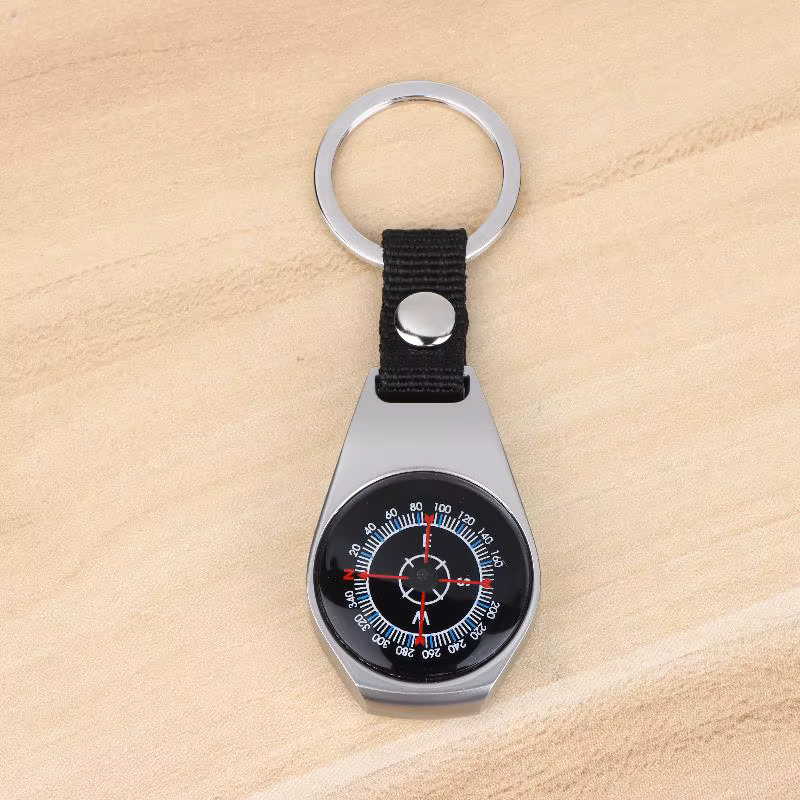 Accessoire de camping et de randonnée en plein air : porte-clés boussole en métal durable avec mousqueton.