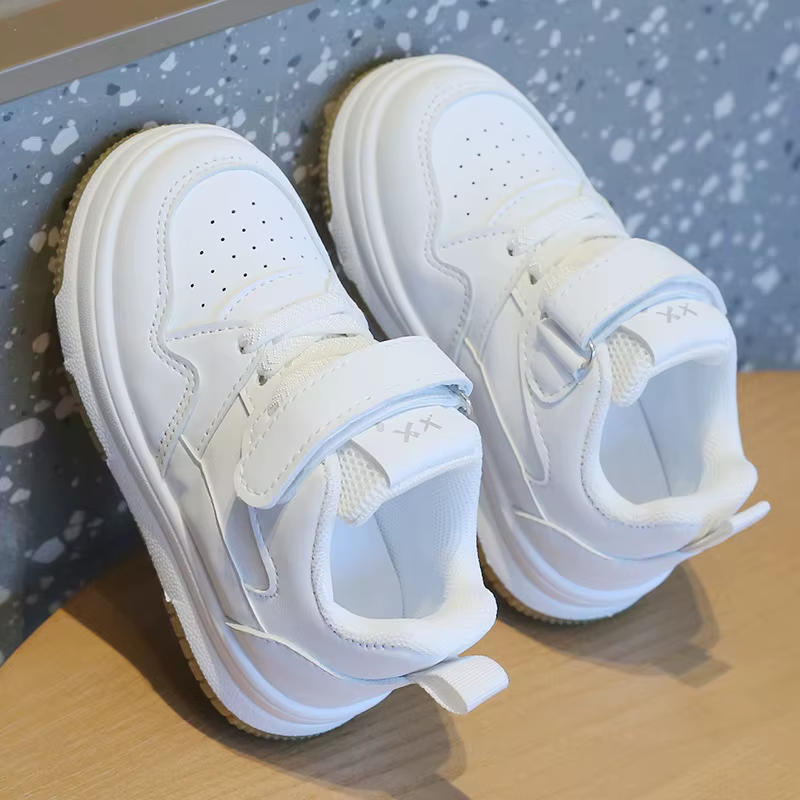 Chaussures blanches pour enfants printemps et automne chaussures de sport pour enfants anti-dérapant léger garçons chaussures de planche semelle souple bébé chaussures décontractées