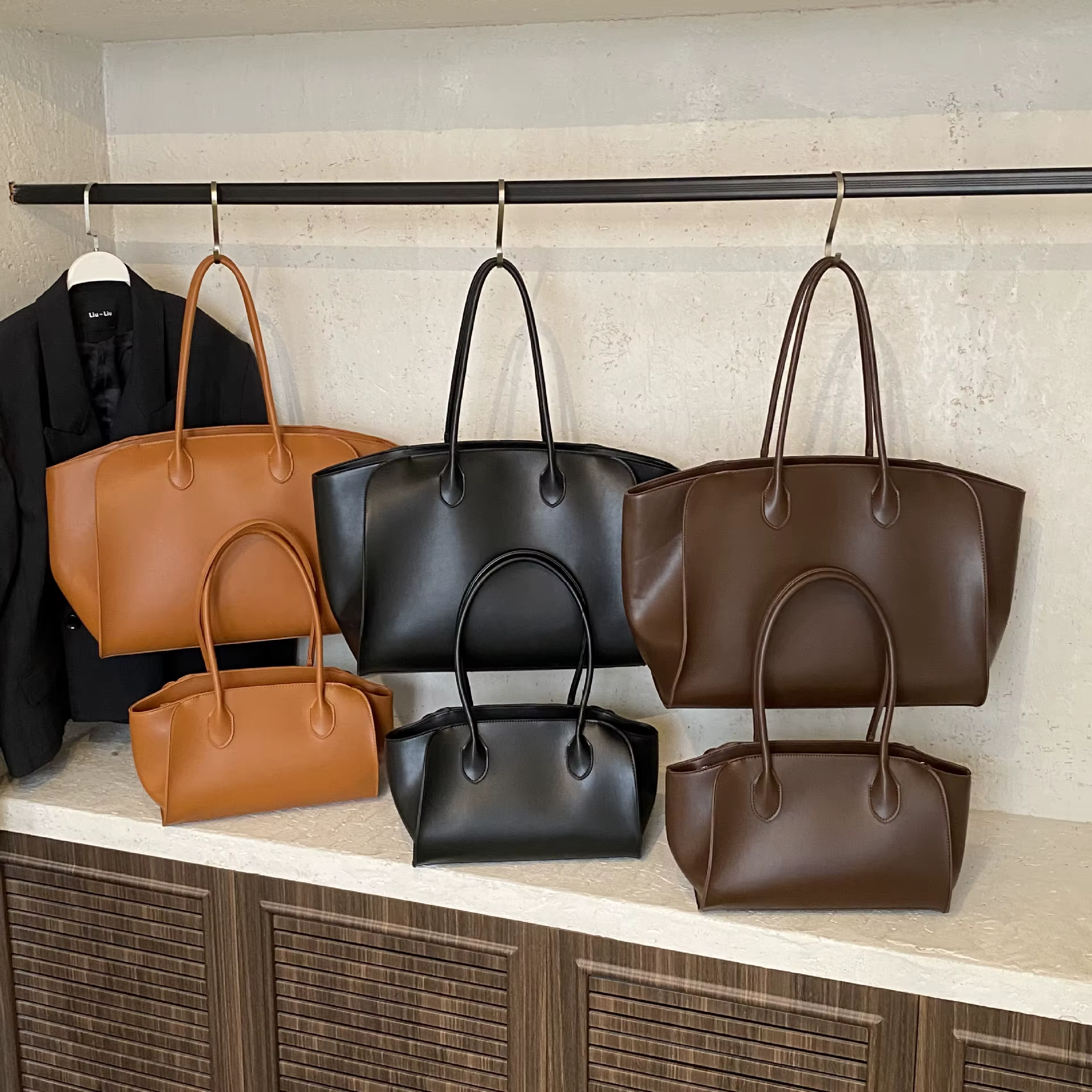 Sac fourre-tout tendance 2026 de luxe léger, design de niche, sac à main simple pour femme, sac sous le bras en cuir souple de haute qualité, cadeaux