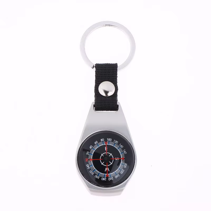 Accessoire de camping et de randonnée en plein air : porte-clés boussole en métal durable avec mousqueton.