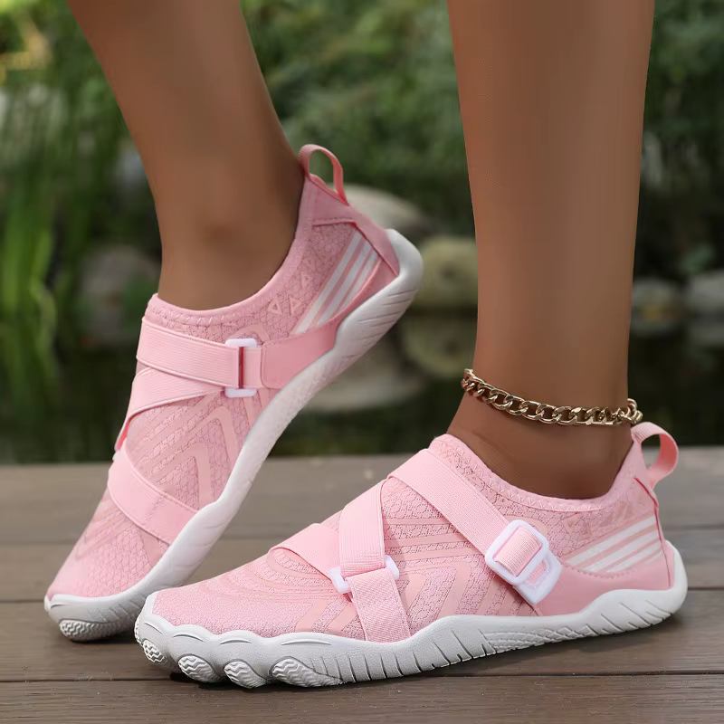 Chaussures aquatiques légères à rayures beiges, chaussures pieds nus antidérapantes à sangle réglable pour les vacances à la plage, tenues décontractées quotidiennes