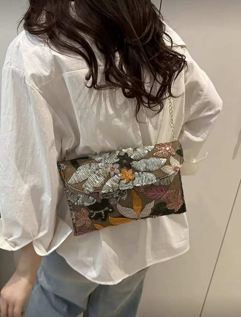 Sac enveloppe brodé de sequins à motifs floraux