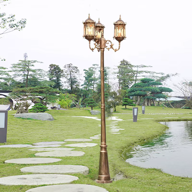 Lampe de Jardin à Trois Têtes Étanche de Style Européen, Lampadaire d'Extérieur à Poteau Haut, Idéal pour une Pelouse ou un Paysage, H 2.5m