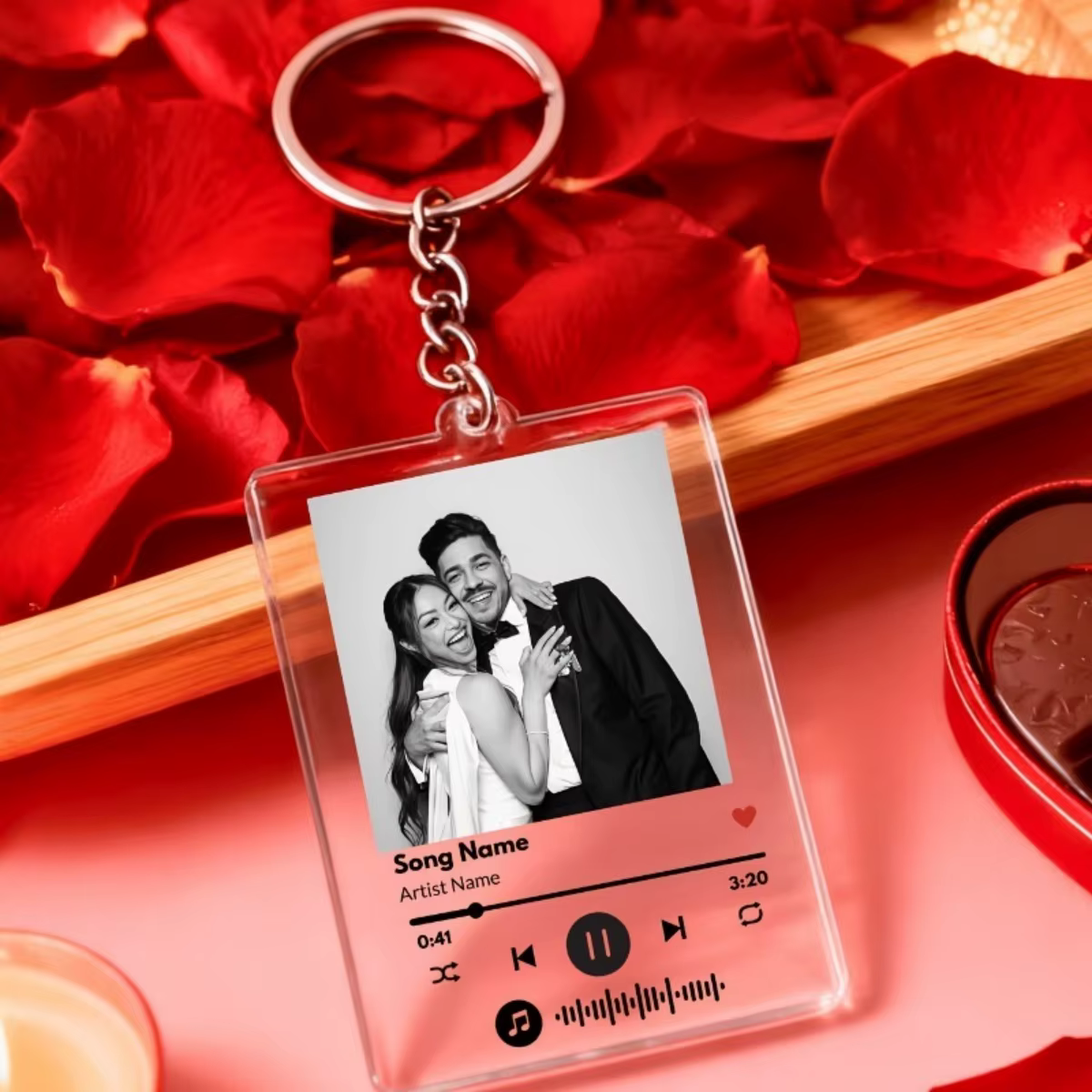 Un porte-clés personnalisé avec photo/titre de chanson – un accessoire unique parfait pour les couples, les amis, les mariages et les anniversaires.