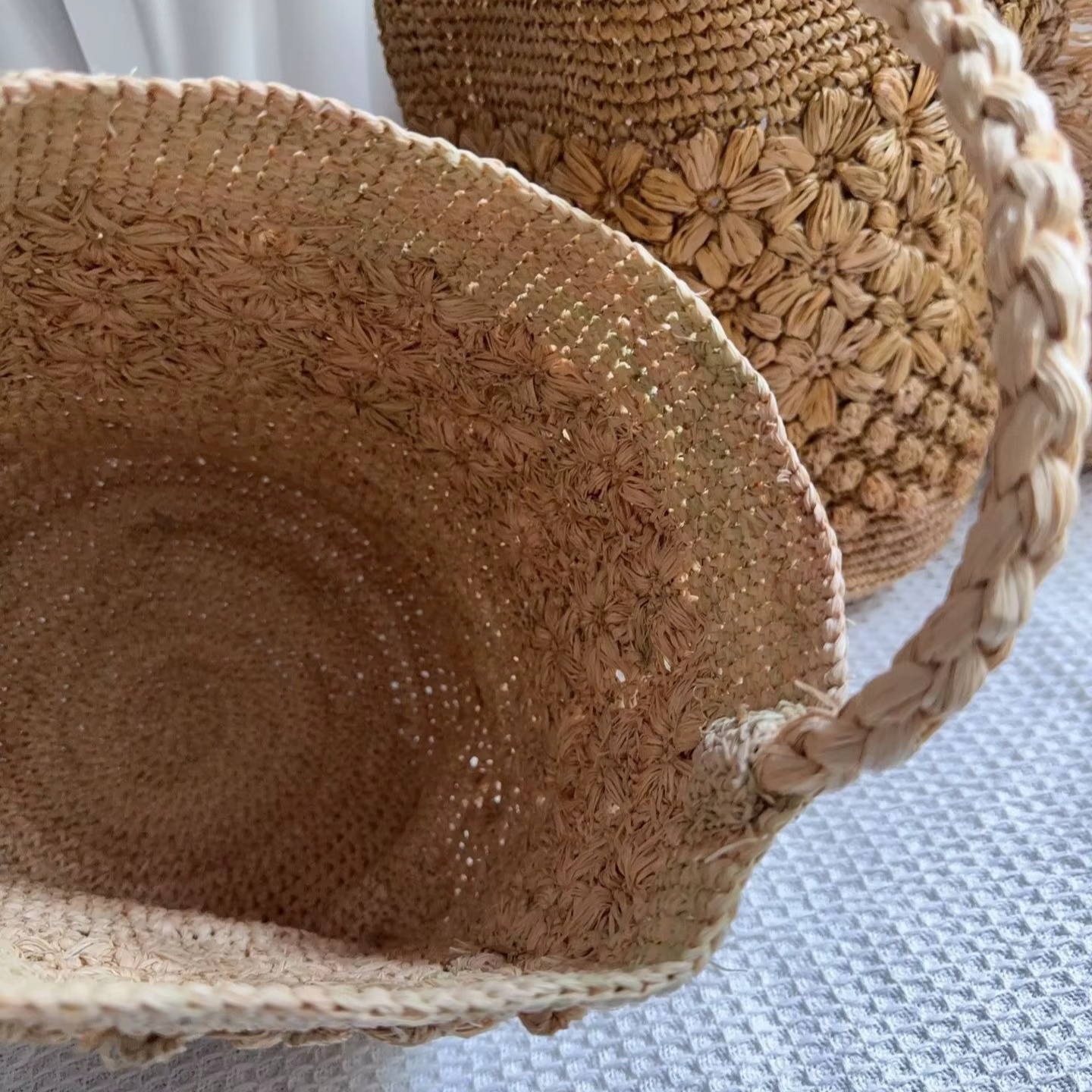 Sac seau en raphia au crochet pour femme, fait main, style bohème rétro français, avec poignée supérieure, idéal pour l'été et les vacances à la plage