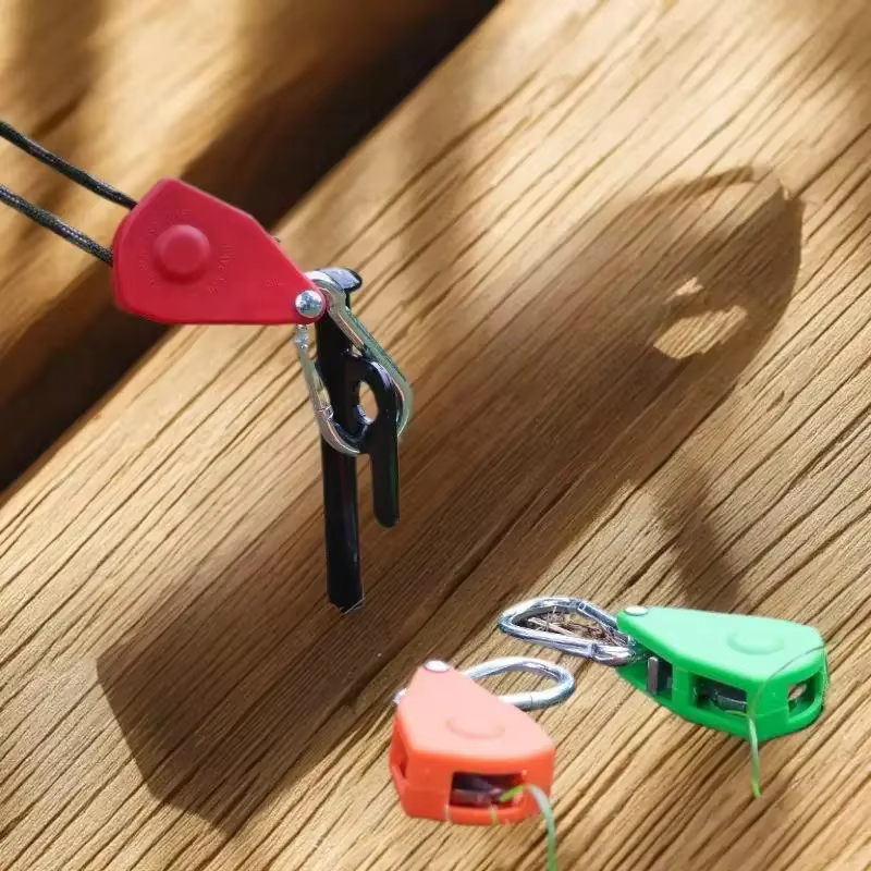 Cintre sécurisé pour corde de tente avec système d'arrimage à cliquet ; Équipement de camping robuste avec engrenages métalliques renforcés et sangle réglable