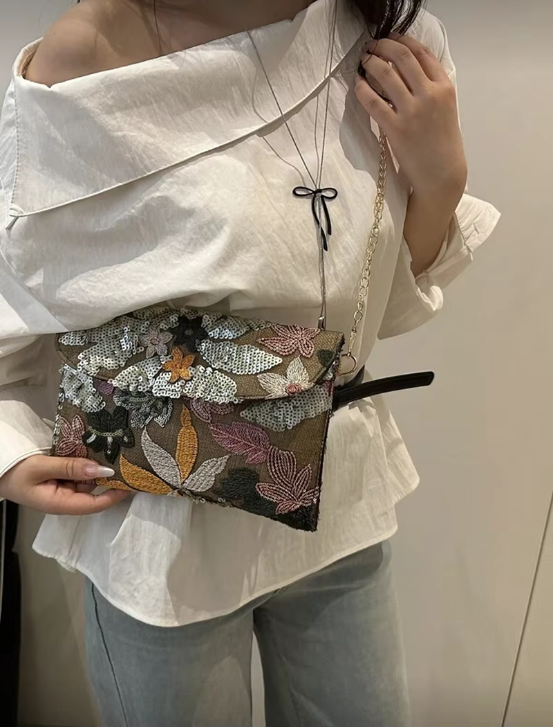 Sac enveloppe brodé de sequins à motifs floraux