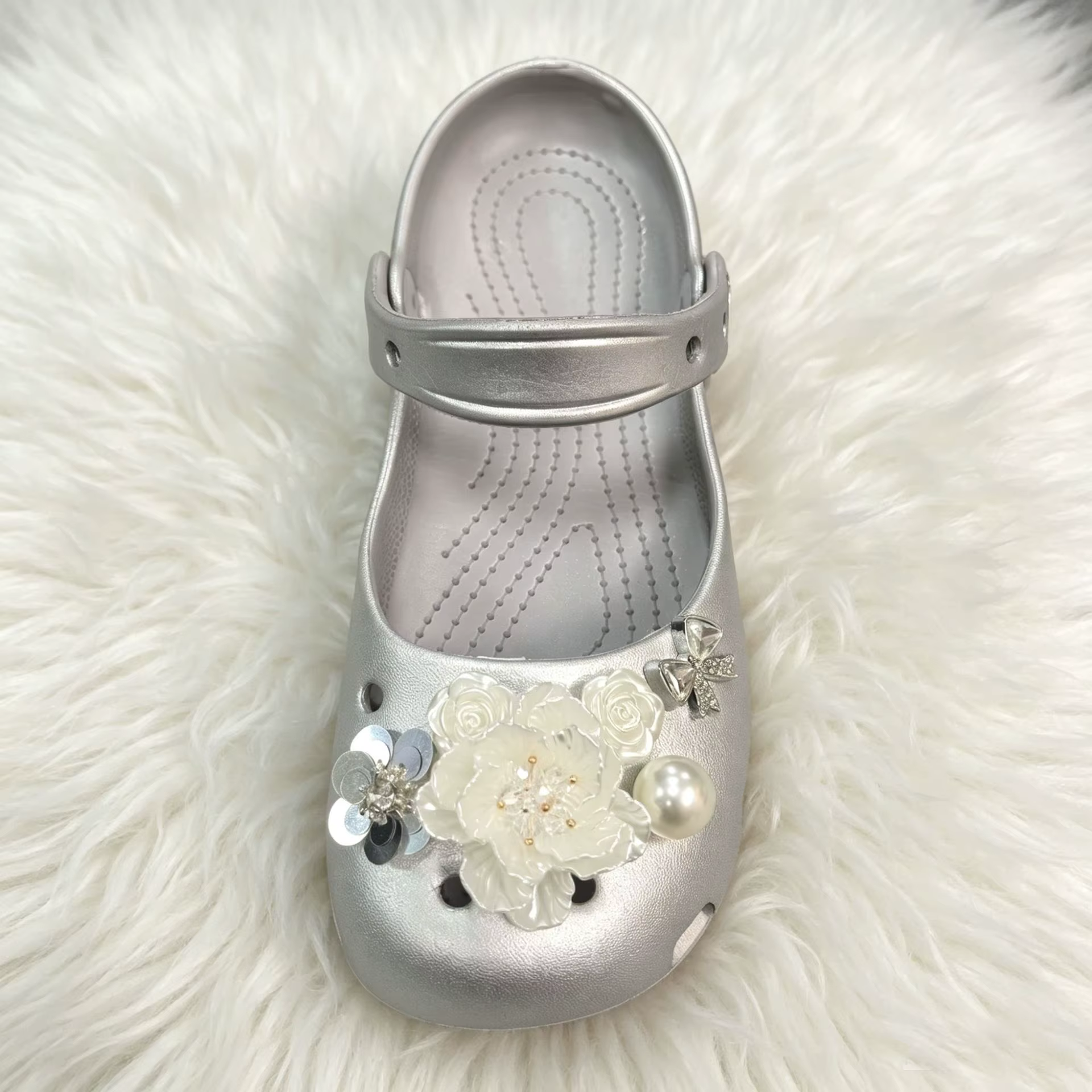Chaussures de danse de ballet perforées, nouvelle collection printemps 2026, sandales à camélia argenté ajourées à enfiler, chaussures paresseuses