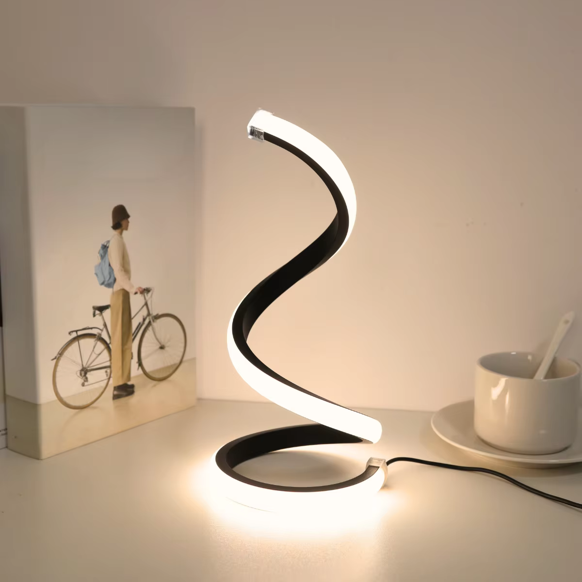 Lampe de bureau LED en spirale moderne