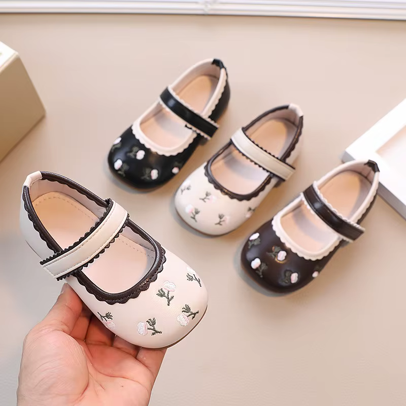 Chaussures décontractées de printemps pour filles, chaussures plates pour enfants avec dentelle florale, couleurs unies, antidérapantes, à la mode, polyvalentes, pour enfants de 4 à 6 ans