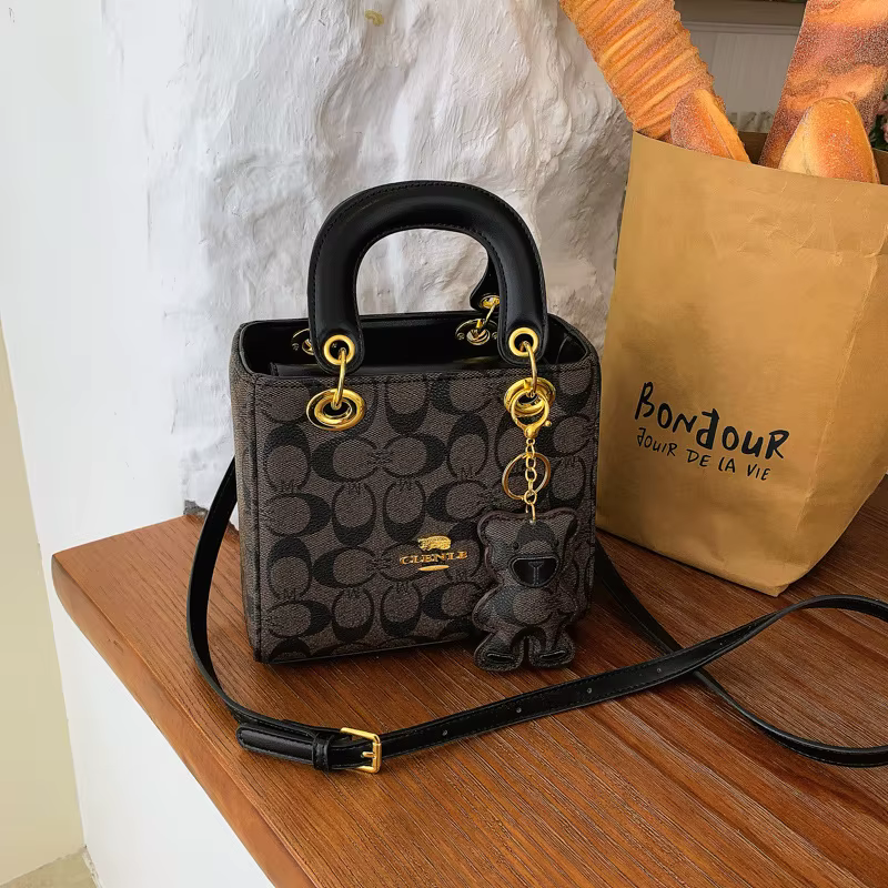 Sac de Luxe pour Femme 2026 Nouveau Sac à Main Monogramme Classique Vintage Sac Fourre-tout Bandoulière Tendance pour Dames avec Breloque Ours